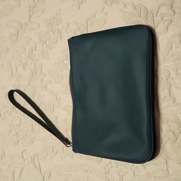 Kate Spade New York Chelsea Medium Wristlet Pouch in Dark Green - Picture 8 of 8